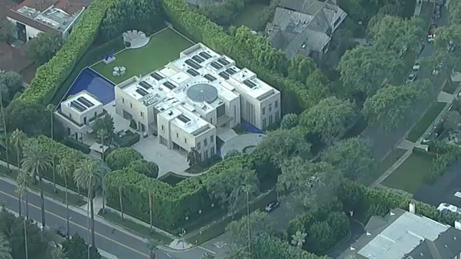 FBI serves search warrant tied to Eric Swalwell investigation at mansion in Beverly Hills
— Winnetka Community news